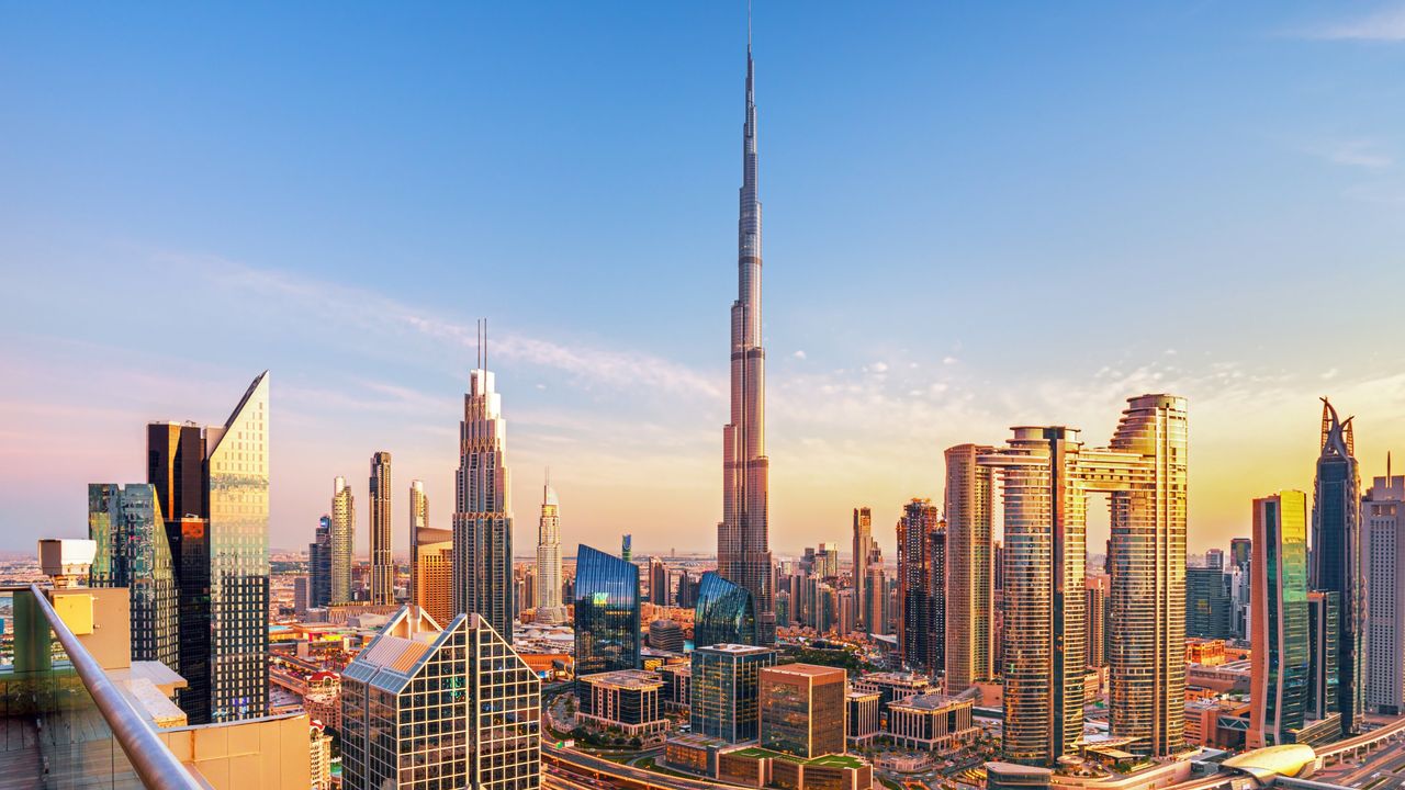 Perlihatkan Pramugari di Puncak Burj Khalifa, Emirates Pastikan Iklan Itu Bukan Efek Studio