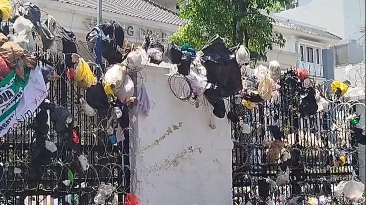 Warga Bandung 'Hadiahi' Banyak Kantong Berisi Sampah ke DPRD Jabar