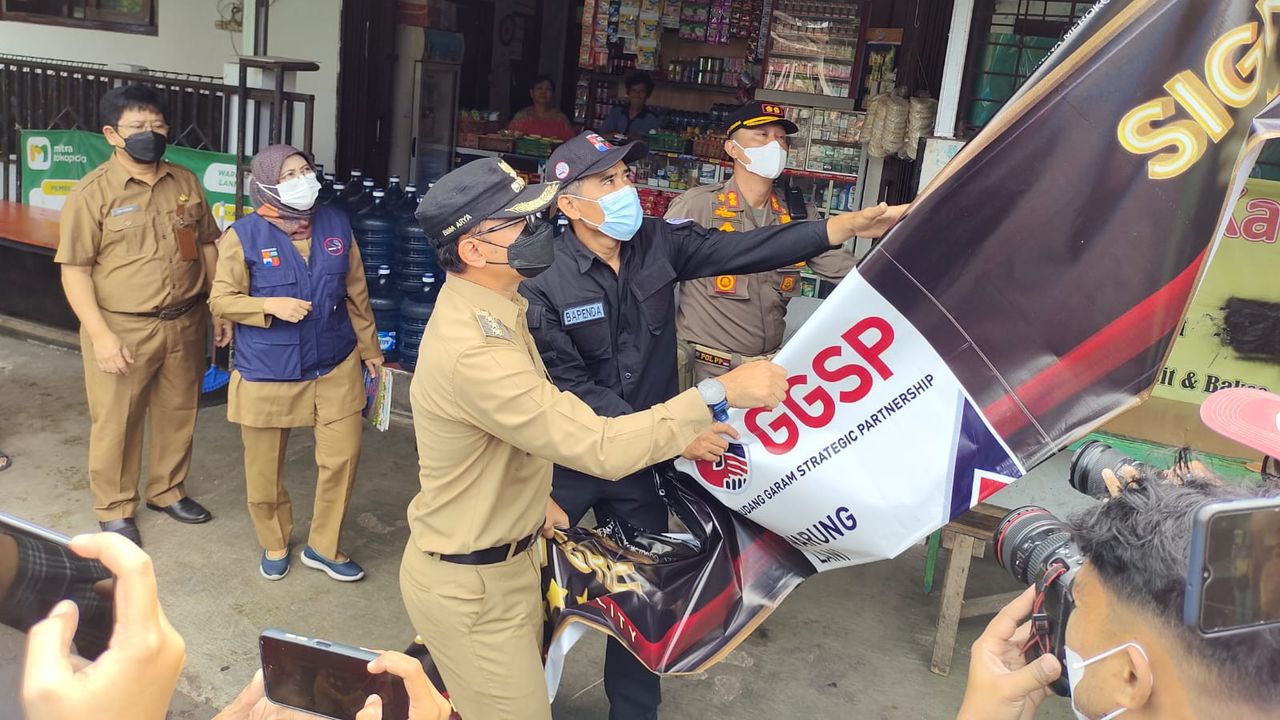 Aksi Bima Arya Bakar Musnahkan Spanduk Iklan Rokok di Kota Bogor: Paling Banyak di Warung