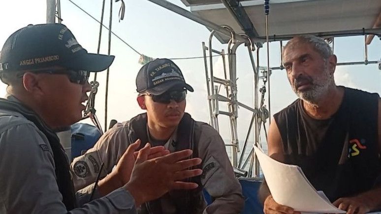 Bakamla Evakuasi Kapal Layar Australia di Perairan Natuna Utara, Alami Kebocoran Oil Filter