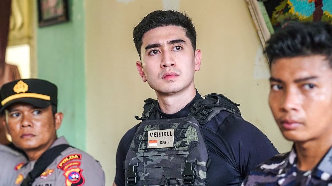 Kunjungi Korban Bencana Pakai Rompi Antipeluru, Verrel Bramasta Kena Nyinyir: Unfungsional Kayak Isi Kepalanya