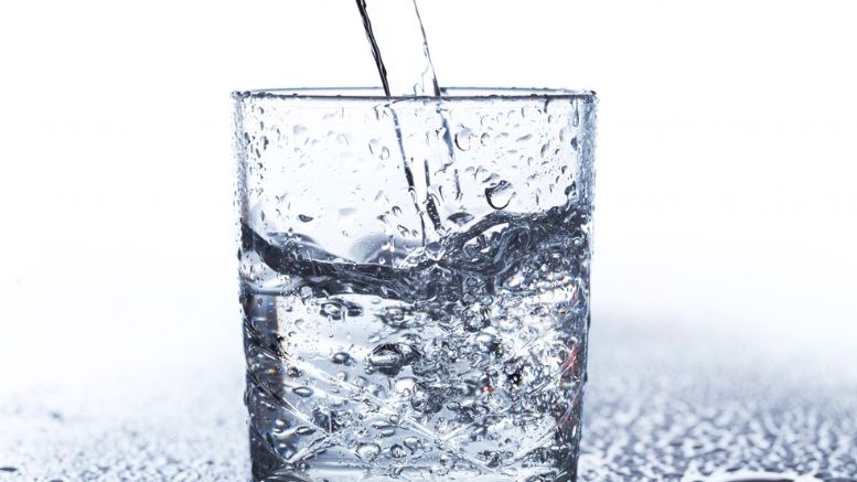 Jangan Berlebihan, Ini Lho 5 Efek Samping Keseringan Minum Air Dingin