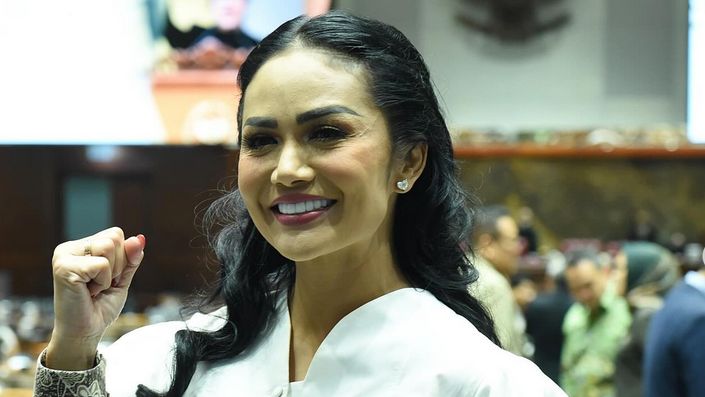 Curi Perhatian, Kris Dayanti Naik Dokar Bareng Keluarga ke TPS