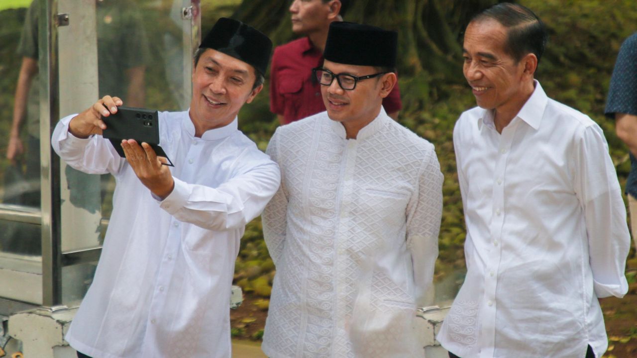 Jokowi Bagi-bagi Sembako di Istana Bogor, Bima-Dedie Sekalian Pamit