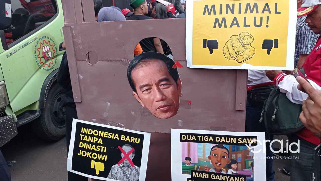 Massa Gelar Teatrikal 'Penggal Kepala Jokowi' di Depan Gedung DPR