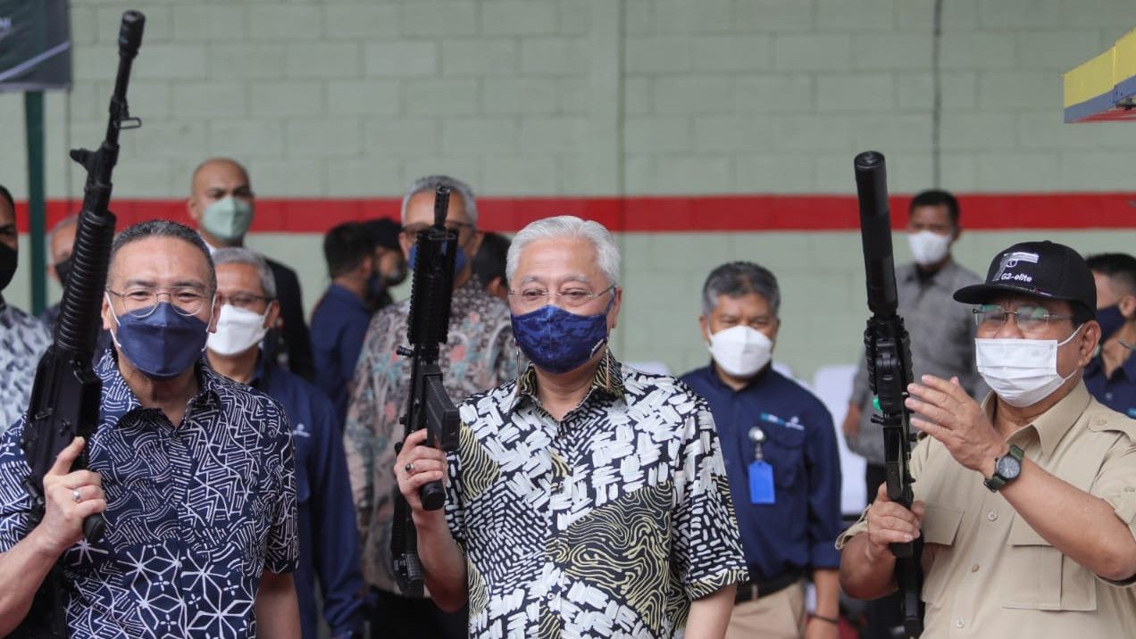 Dampingi PM dan Menhan Malaysia Kunjungi PT Pindad, Prabowo Pamer Pistol hingga Tank Harimau