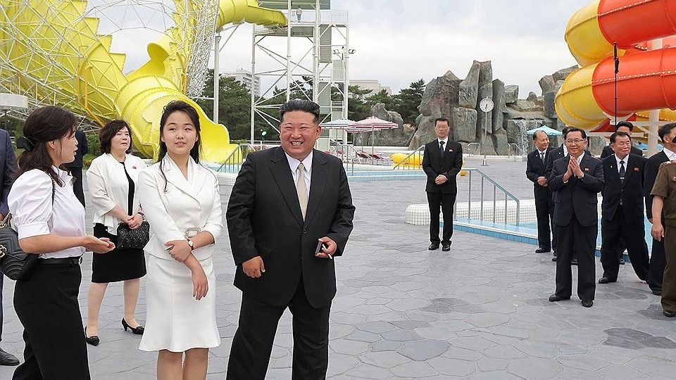 Muncul Lagi di Depan Publik, Istri Kim Jong Un Keciduk Pakai Tas Mewah
