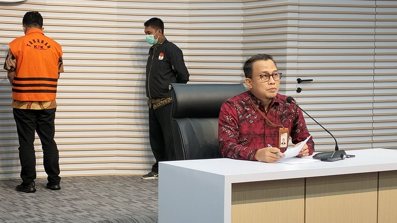 KPK Tahan Kepala BPPD Sidoarjo Ari Suryono Terkait Dugaan Korupsi Pemotongan Uang Insentif