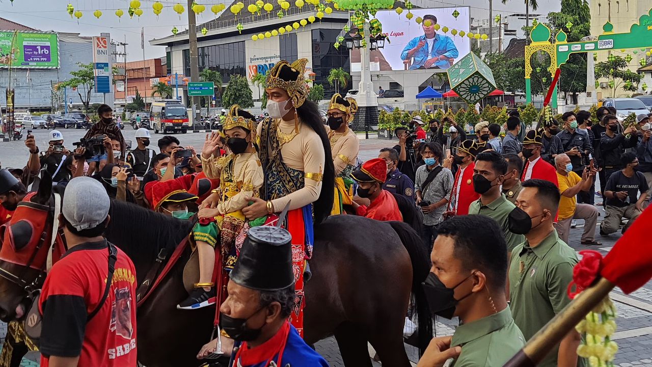 Kirab Solo Menari 2022: Sandiaga Uno, Gibran, dan Jan Ethes Berkostum Wayang Naik Kuda ke Balai Kota