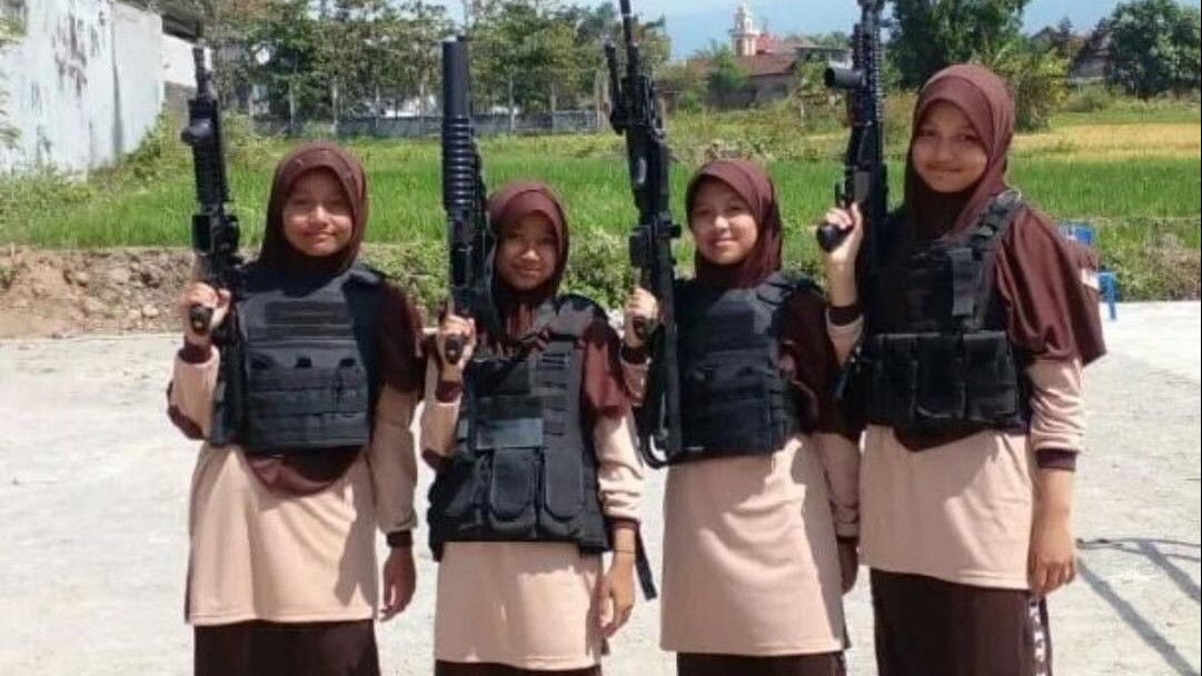 Viral, Santriwati di Magetan Berpose Tenteng Senjata Laras Panjang, Begini Penjelasan Ponpes