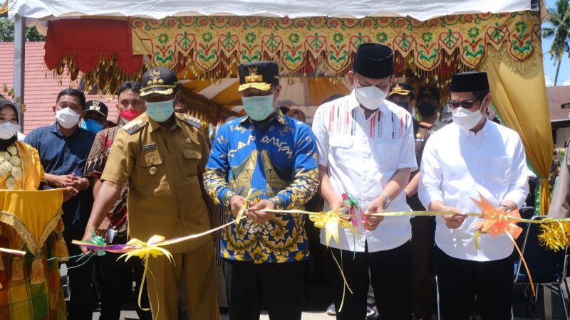 Plt Gubernur Sulsel Rayakan Rampungnya Perbaikan Jalan Kabupaten dengan Gunting Pita