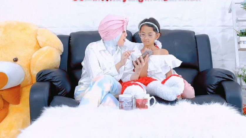 Diisukan Bukan Putri Kandung Rezky Aditya, Anak Wenny Ariani Tampil di Podcast untuk Bacakan Komentar Netizen