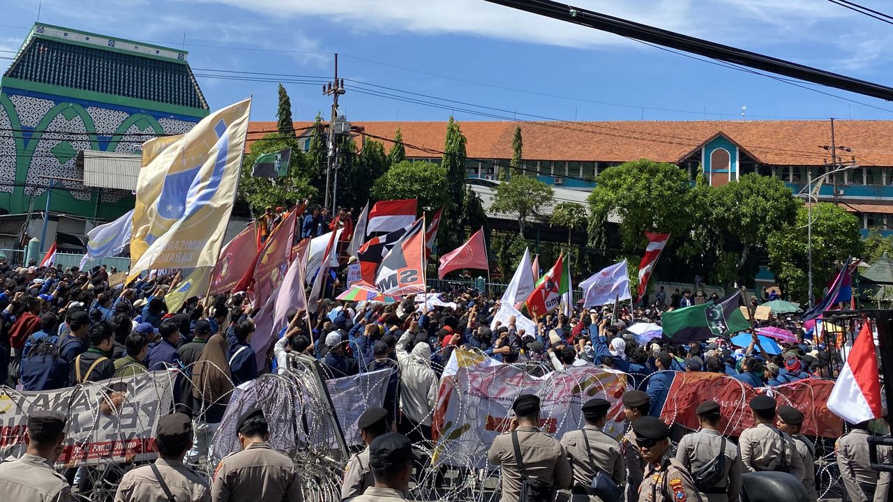 Demo RUU Pilkada di Surabaya Rusuh, Polisi Dilempar Kotoran dan Botol