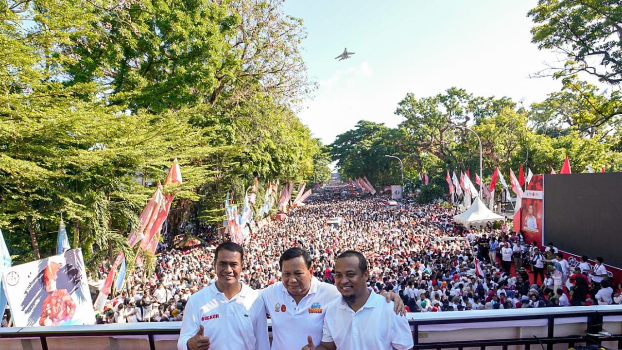 Warga Tumpah Ruah Ikuti Prabowo dan Gubernur Sulsel Sudirman yang Jalan Pagi di Makassar
