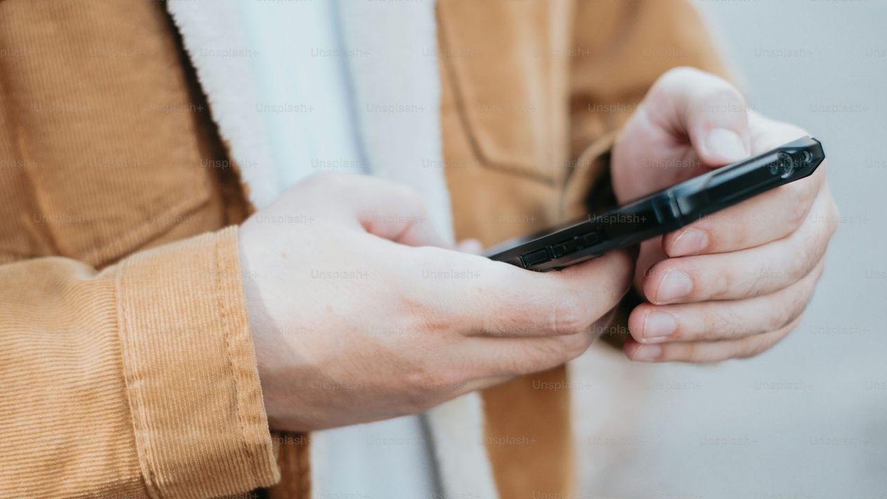 Masyarakat Diminta Tinggalkan Kartu Seluler Fisik dan Beralih ke e-SIM