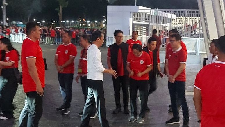 Momen Presiden Jokowi dan Para Menteri Nonton Pertandingan Indonesia vs Vietnam di GBK