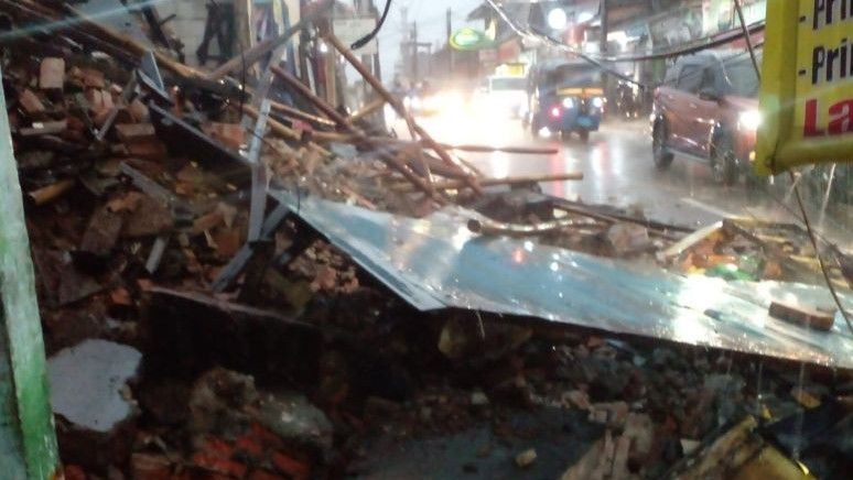 Bangunan Tua Bekas Toko Roti di Tebet Jaksel Ambruk Usai Hujan Deras