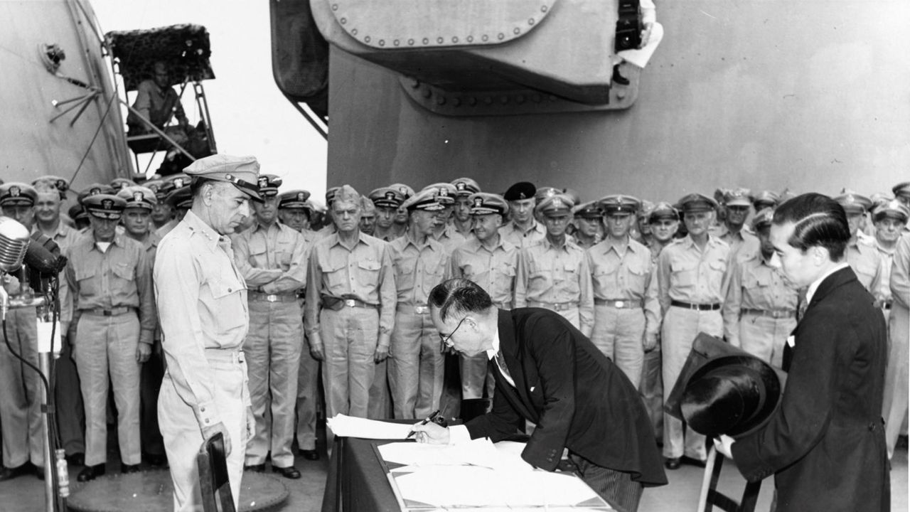 Delegasi Jepang menandatangani pernyataan menyerah Jepang pada Sekutu, 2 September 1945. (Wikimedia Commons)