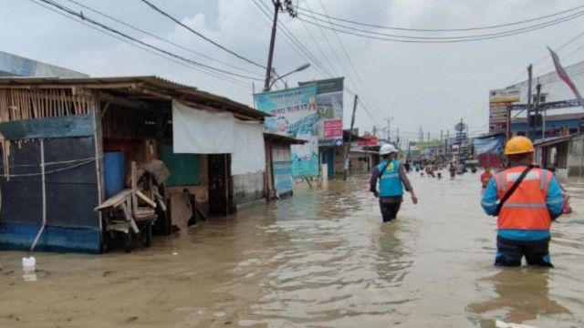 Plt Wali Kota Bekasi Tinjau Banjir Pondok Gede Permai, Air Langsung Surut