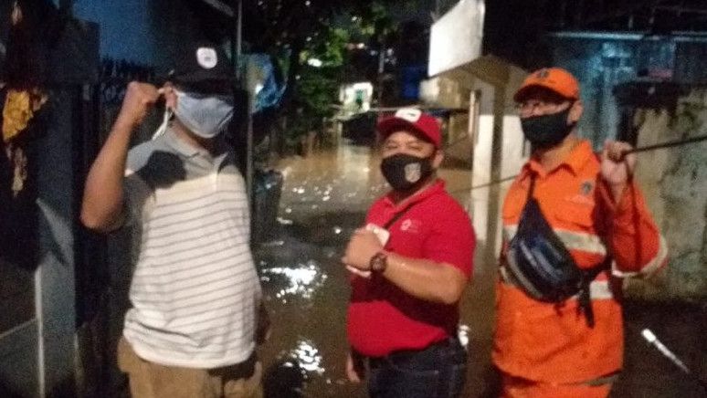 Kali Ciliwung Meluap, Banjir Hingga 2 Meter Rendam 7 RW di Jakarta Selatan
