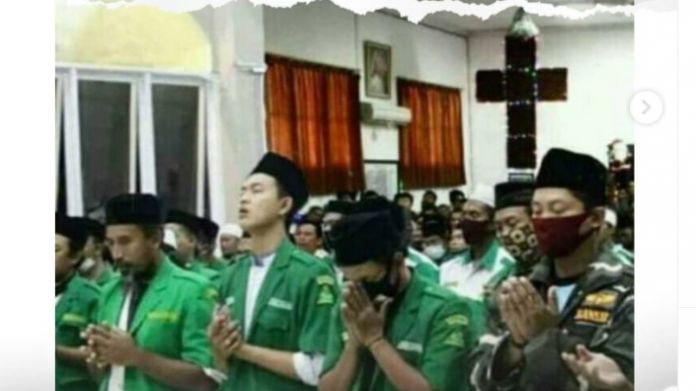 Beredar Foto Anggota GP Ansor Beribadah di Gereja, 'Ngapain Doa di Tempat Ibadah Orang Lain', Cek Faktanya..