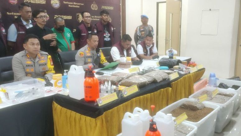 Bongkar Rumah Produksi Tembakau Sintesis di Bekasi, Dua Orang Jadi Tersangka