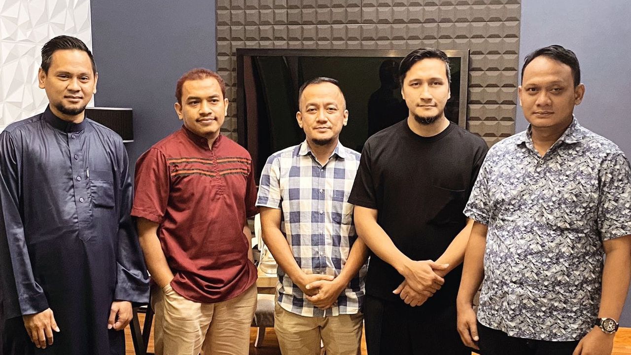 Momen McDanny Minta Maaf ke Keluarga Rizieq Shihab Bareng Arie Untung, Aziz Yanuar: Dia Berjanji Tidak Ulangi Lagi