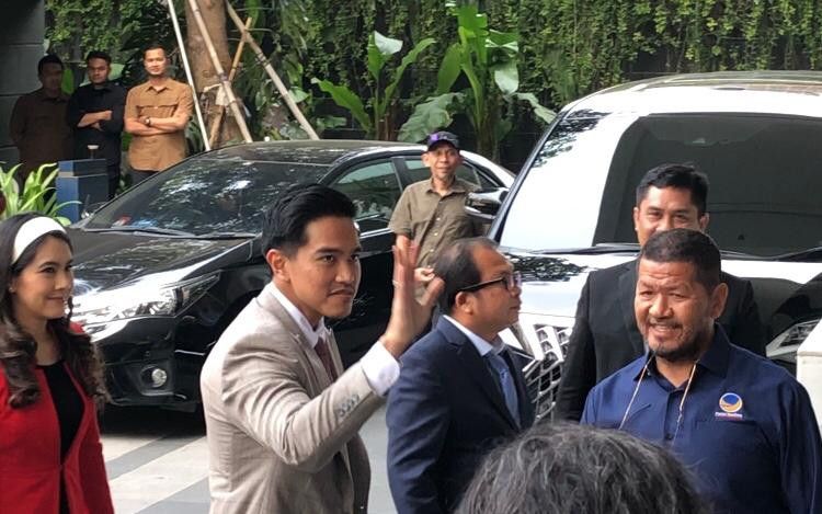 Kaesang Pangarep Sambangi NasDem Tower Pakai Setelan Jas, Mobil Anies Baswedan Sudah Terparkir