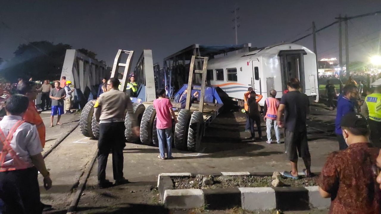 Detik-Detik Kereta KA Brantas Libas Truk hingga Terbakar di Semarang