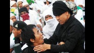 Foto Lawas Munarman Saat Cekik Demonstran Kembali Viral, Netizen: Penguasa Monas Kala Itu