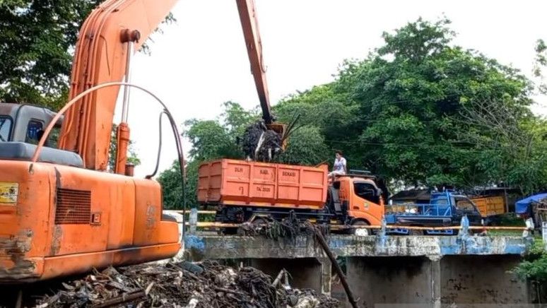 Sampah Menumpuk hingga Sepanjang 200 Meter, DLH Angkut 100 Ton Sampah di Kali Jambe Bekasi