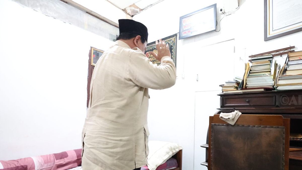 Momen Prabowo Tak Sanggup Tahan Tangis Saat Berkunjung ke Kamar Milik Almarhum Mbah Moen