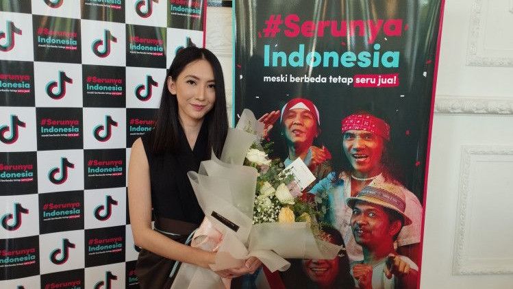Serunya Indonesia, Christie Basil  Tampilkan Gaun Anggun Sentuhan Warna Netral Kolaborasi dengan TikTok