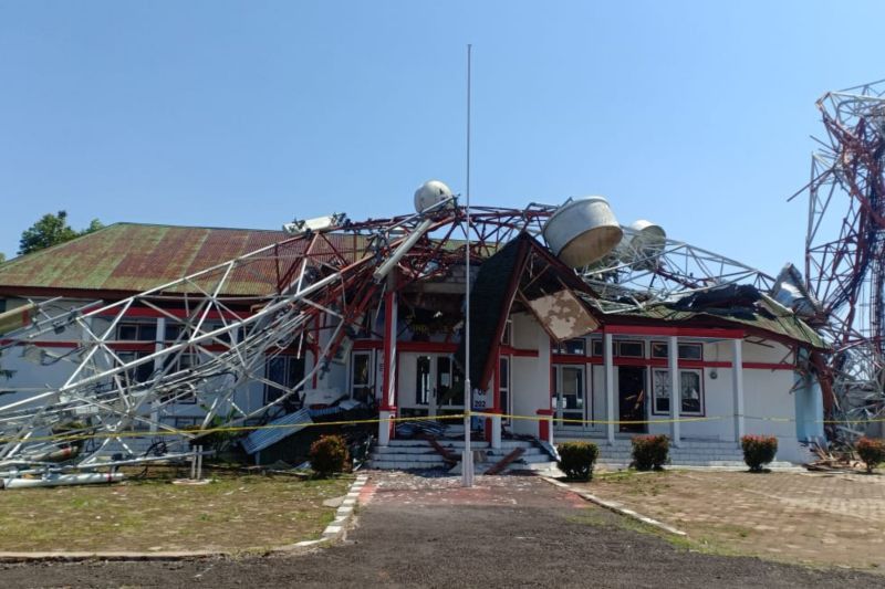 Tower Telkomsel Ambruk, Timpa Kantor Camat Kuwus NTT hingga Tak Bisa Digunakan