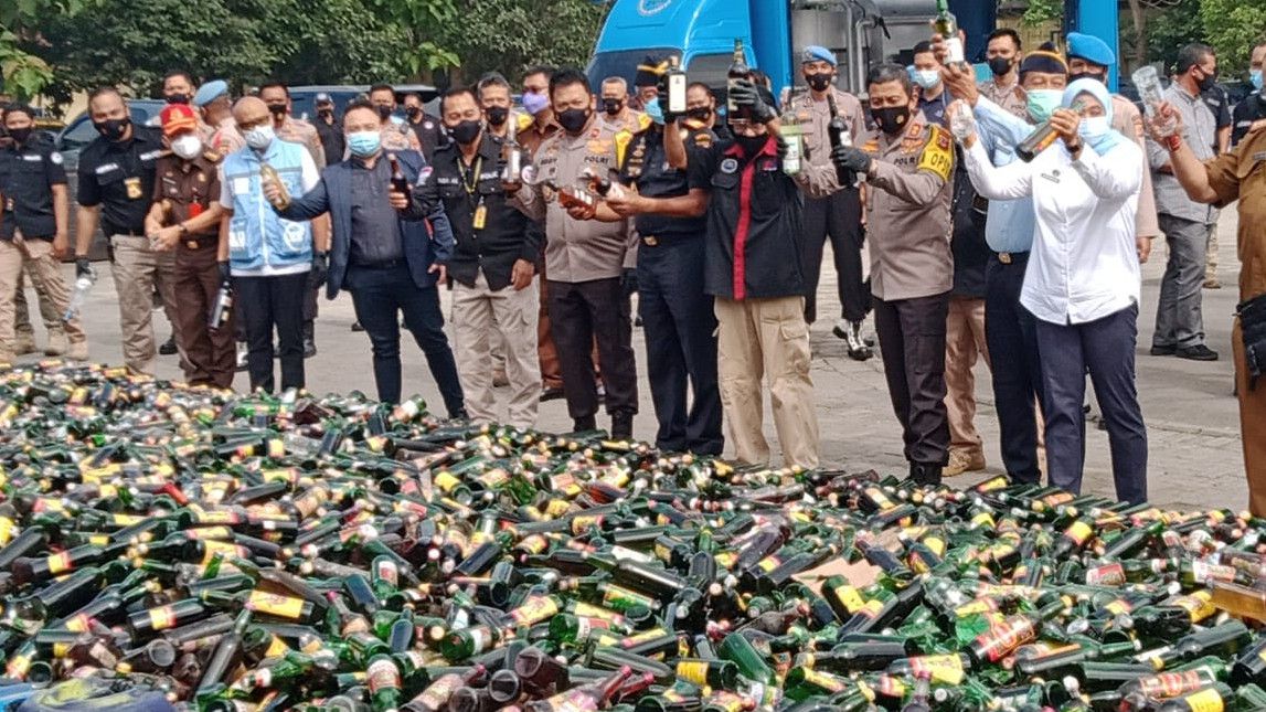 Polda Jabar Musnahkan Ribuan Botol Miras dan Belasan Kilogram Narkoba