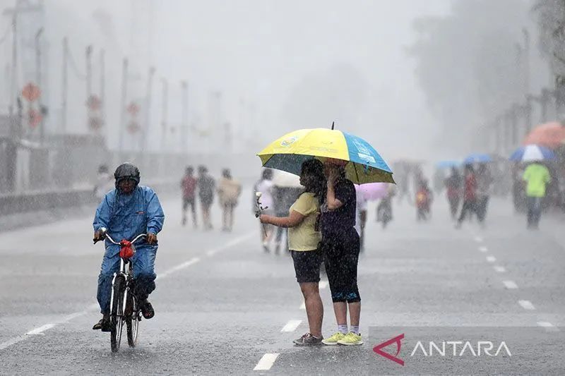 Hujan Deras Guyur Spanyol, Bikin Kereta Cepat Tergelincir dari Rel