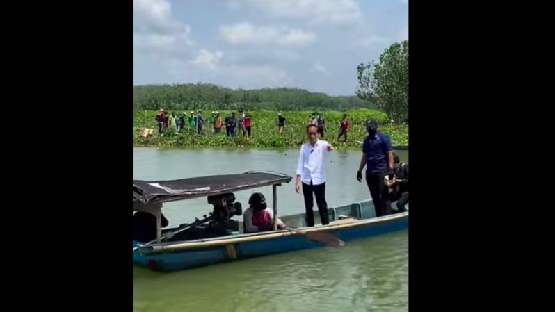 Bikin Kaget, Jokowi Tiba-Tiba Bikin Agenda Baru Saat di Jateng: Naik Perahu Susur Sungai