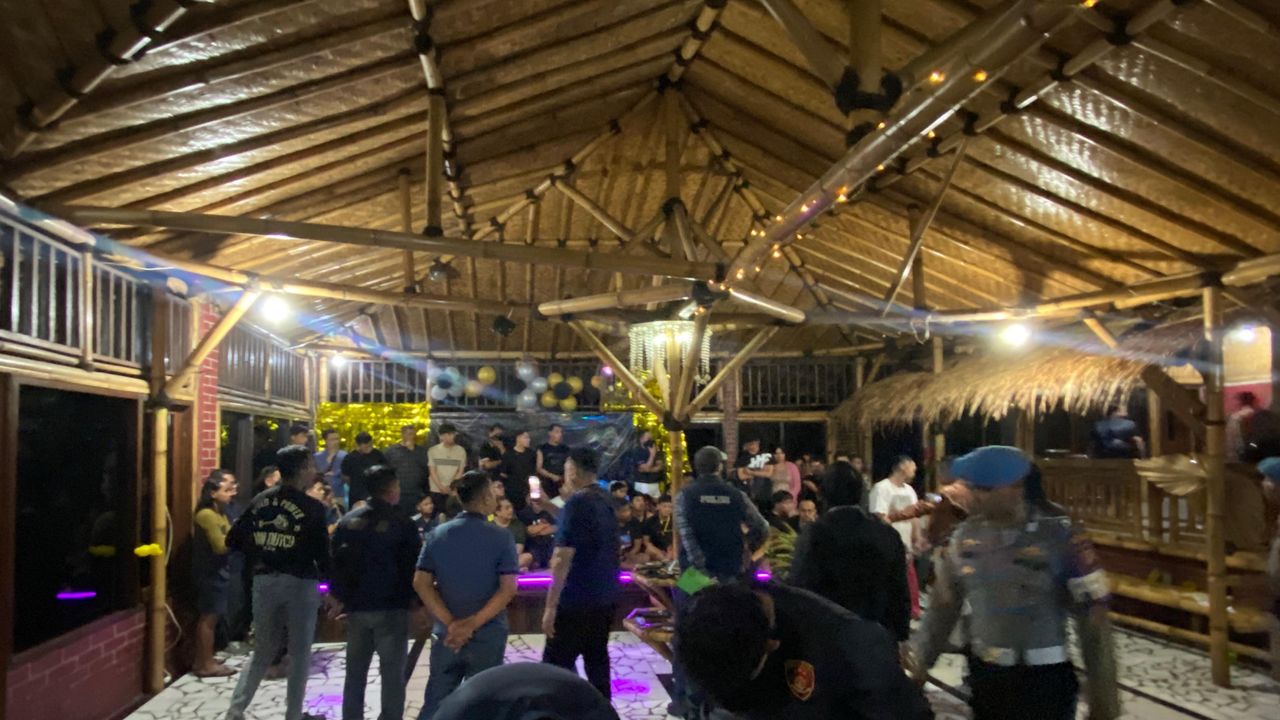 Geger Pria Berpesta Seks Sesama Jenis di Bogor, Kelamin Mainan dan Bra Getar Disita