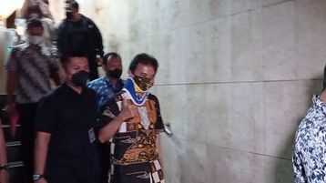 Pakai Penyangga Leher, Roy Suryo Kini Ditahan Usai Diperiksa di Polda Metro Jaya