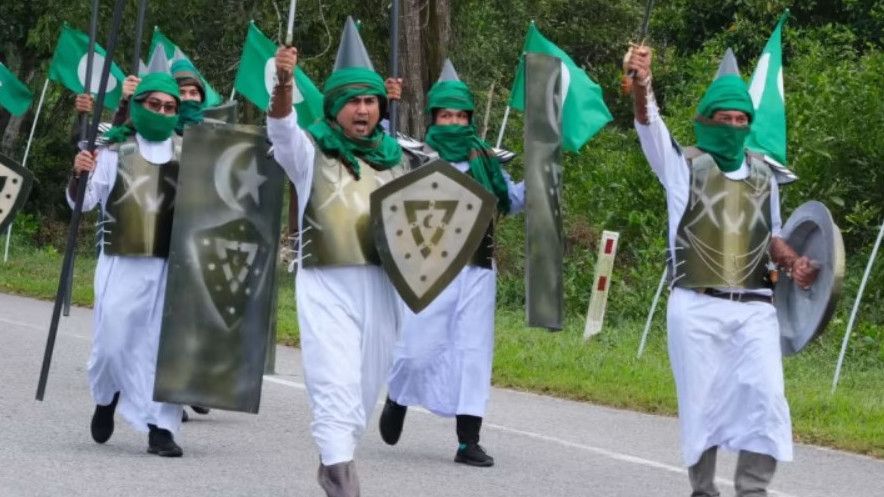 Partai Islam Se-Malaysia Bawa Pedang dan Tombak Mainan Saat Pawai, Polisi: Bikin Resah