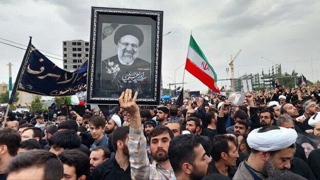 Momen Ribuan Warga Iran Hadiri Pemakaman Presiden Raisi, Berpakaian Hitam sambil Membawa Foto