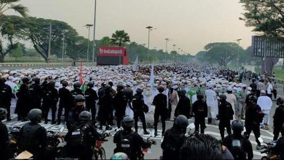 Situasi Terkini Penjemputan Habib Rizieq, Massa Putihkan Bandara Soekarno-Hatta