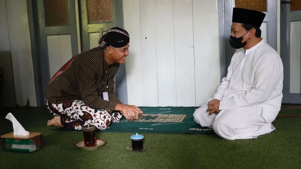 Ganjar Pranowo Pamit dan Minta Doa Restu ke KH Munif Muhammad Zuhri untuk Tugas Berikutnya