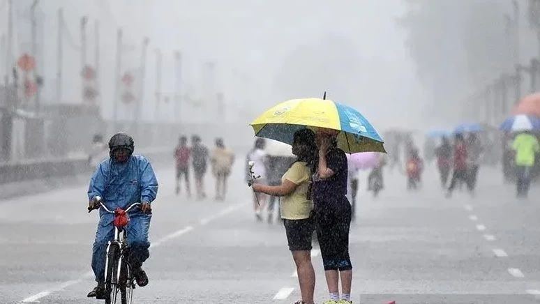Siang hingga Sore Hari Jakarta Bakal Diguyur Hujan Disertai Petir
