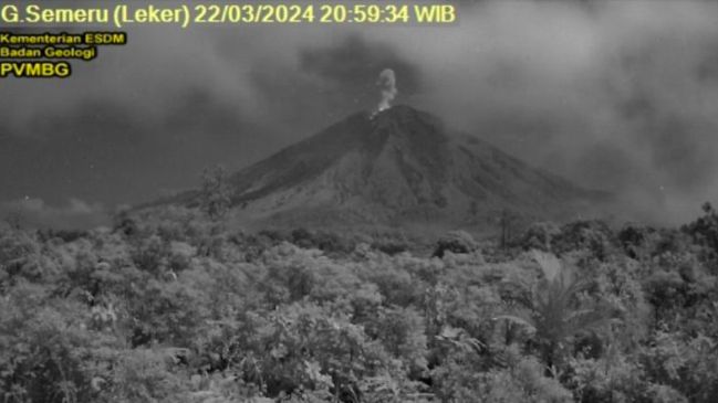 Gunung Semeru Erupsi, Muntahkan Abu Vulkanik Setinggi 1 Kilometer