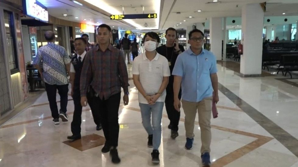 Ivan Sugianto yang Suruh Siswa Sujud dan Menggonggong Ditangkap di Bandara Juanda, Begini Kronologinya