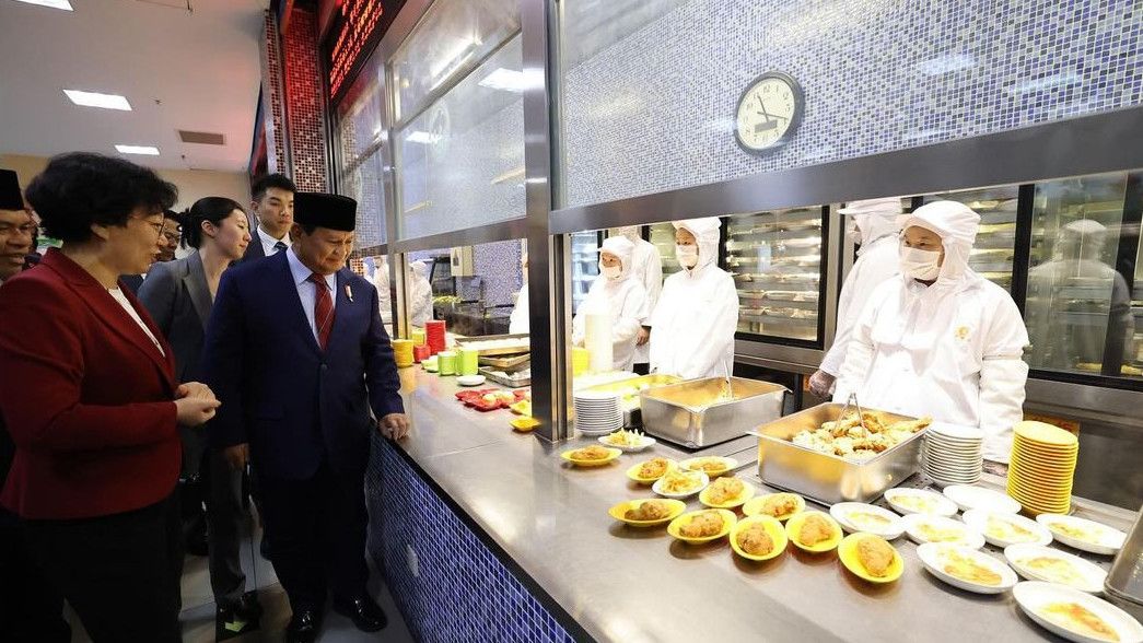 Momen Prabowo Tinjau Makan Gratis di Kantin Sekolah Beijing