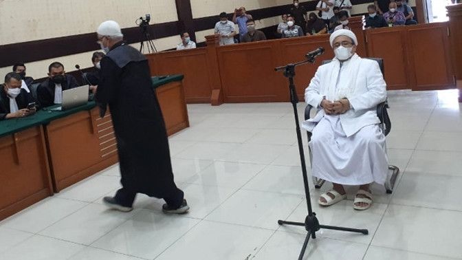 Rizieq Shihab Divonis 4 Tahun Penjara, Pengacara: Sampai Jumpa Hakim dan Jaksa di Pengadilan Akhirat