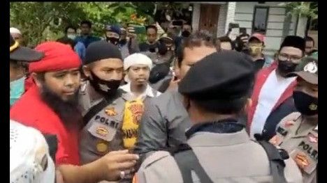 Insiden Perusakan Masjid Ahmadiyah di Kalbar, Denny Siregar: Jangan Merasa Paling Benar sampai Ancam Nyawa Orang Lain