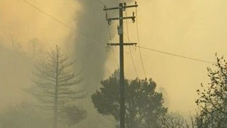 Dua Tornado Api Mengepung Areal Kebakaran di California